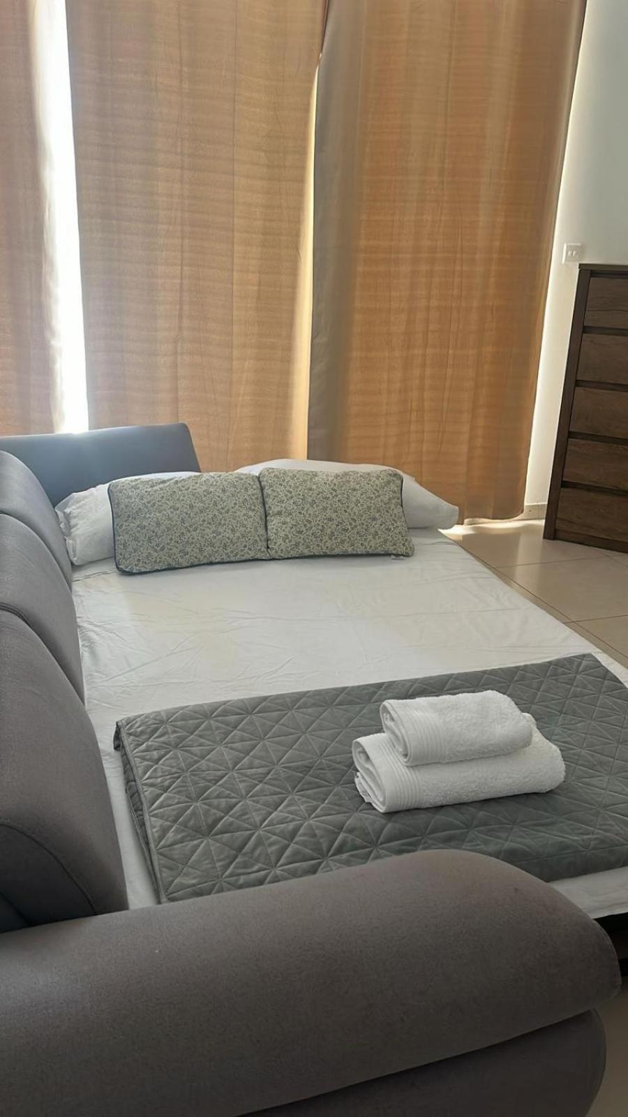 Cozy 2 Bedroom Penthouse Apartment *