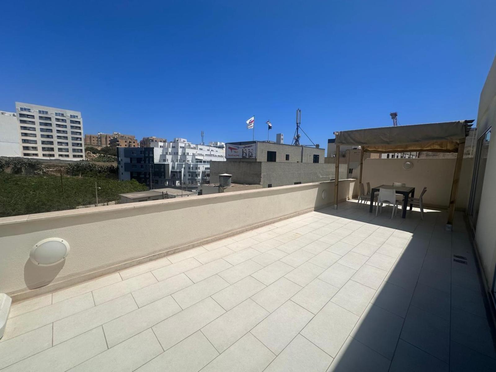 Cozy 2 Bedroom Penthouse *