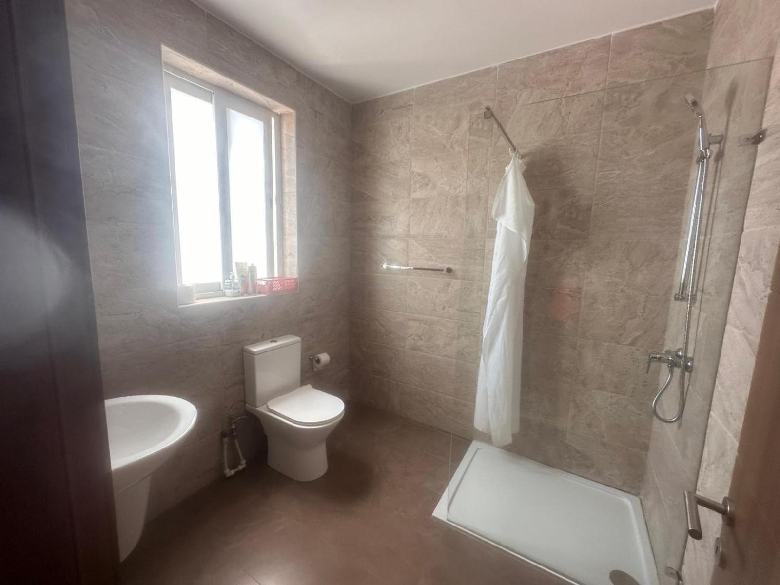 Cozy 2 Bedroom Penthouse Apartment *