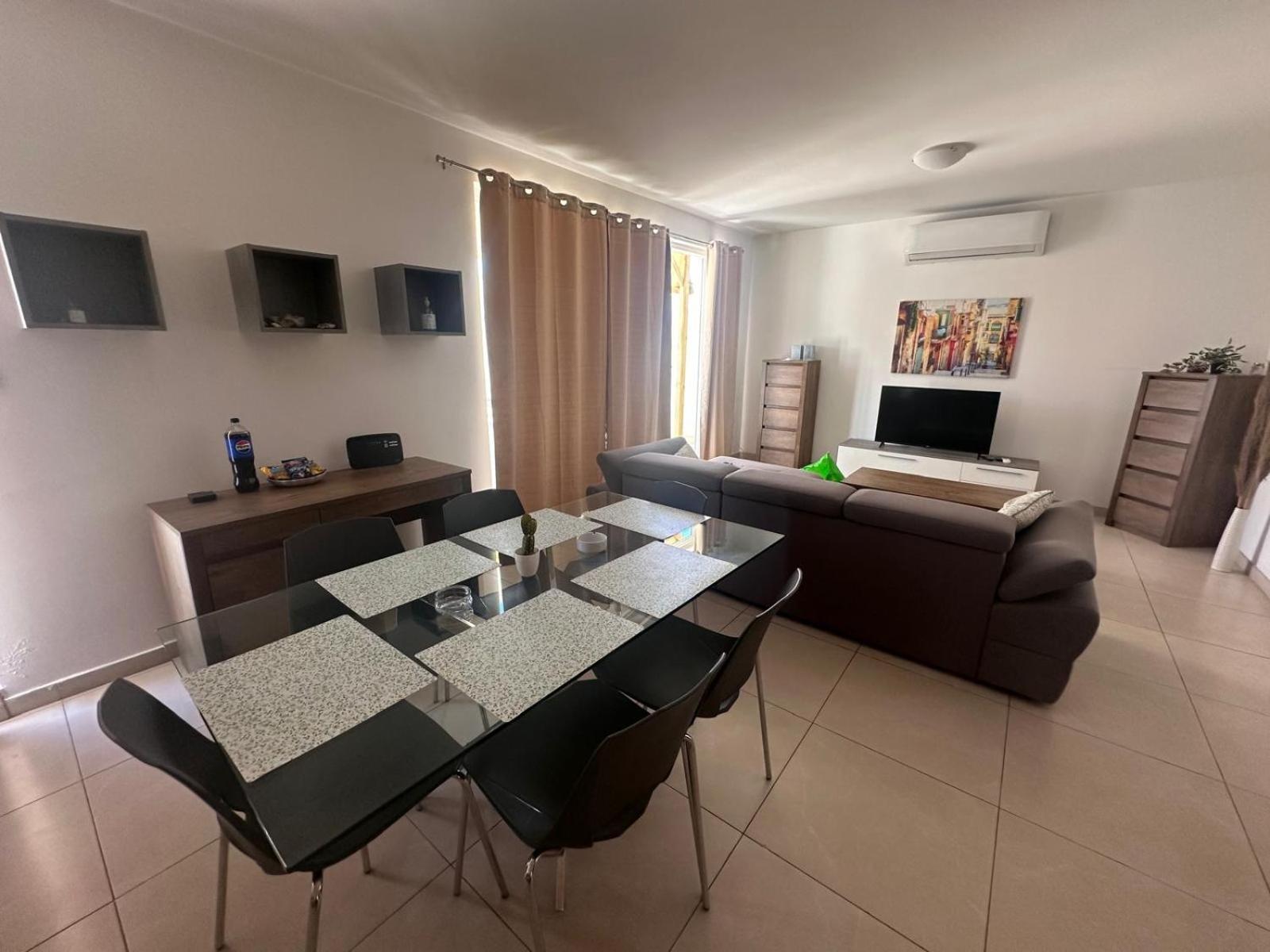Cozy 2 Bedroom Penthouse *